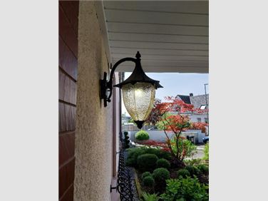 Abbildung: Haustürlampe, Kaminplatte, Blumenträger