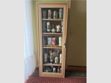 Abbildung: Holz-Glasvitrine