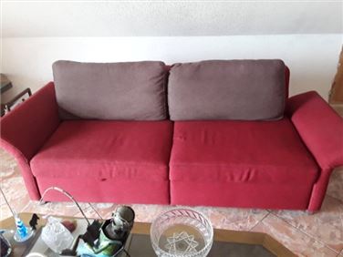 Abbildung: Tausche ausziehbare Schlafcouch mit Kissen