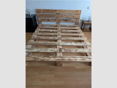 Abbildung: Paletten Bett ohne Matratze