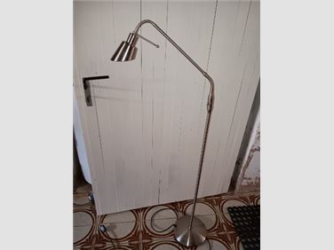 Abbildung: Stehlampe, silbrig