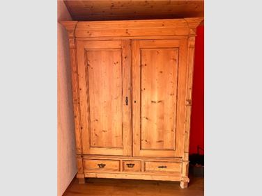 Abbildung: Schrank und Geschirr 