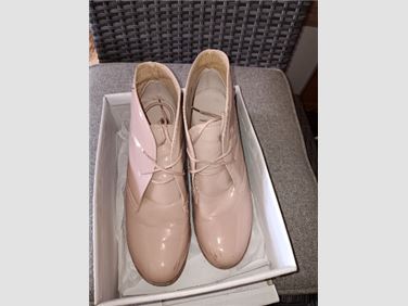 Abbildung: Schuhe Keilabsatz rosa/beige